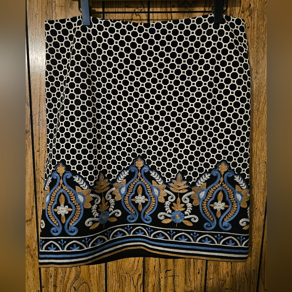 J. Mclaughlin Elegant Embroideredpatterned Pencil… - image 2